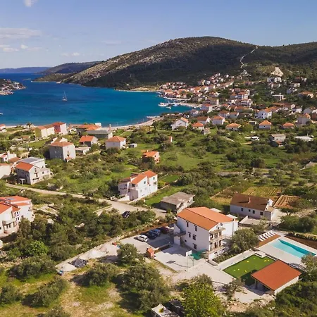 Maslina 3* Vinišće